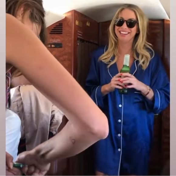 Victoria's Secret Long sleeve Nightgown. Worn once! - Picture 6 of 6